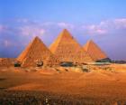 Великие пирамиды Гизы в центре наряду с двумя другими важными пирамид Гизы некрополь комплексе на окраине Каира, Египет